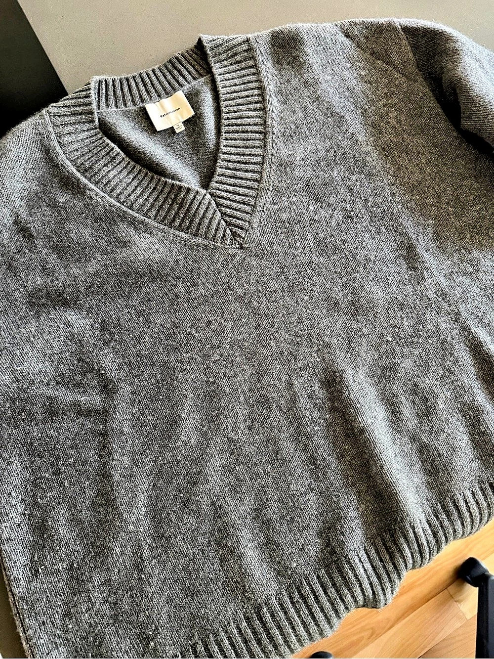 Reformation Jadey Cashmere Oversized V-Neck Sweater Gray XL - Picture 3 of 4